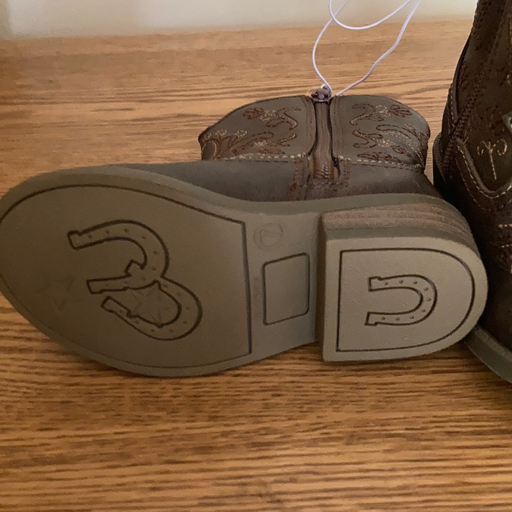 New Cat & Jack girls brown boots with heart size 7 - Picture 3 of 6